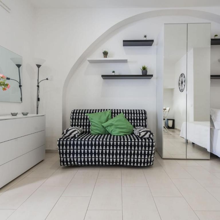 Black and White home - Studio Apartment - 13