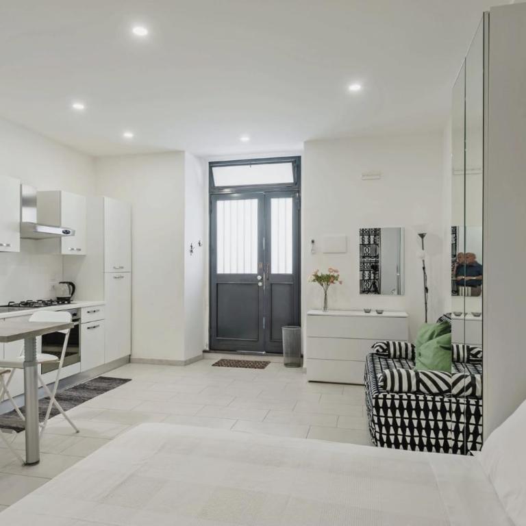 Black and White home - Studio Apartment - 15