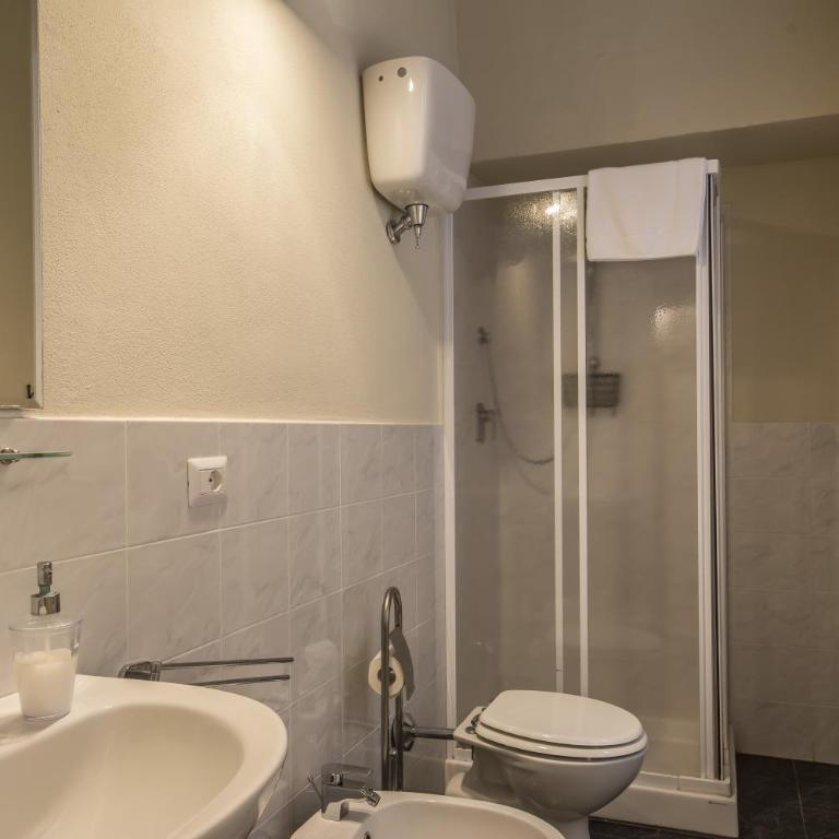 B&B Pantaneto - Palazzo Bulgarini - Camera Matrimoniale con Bagno Privato Esterno - 1