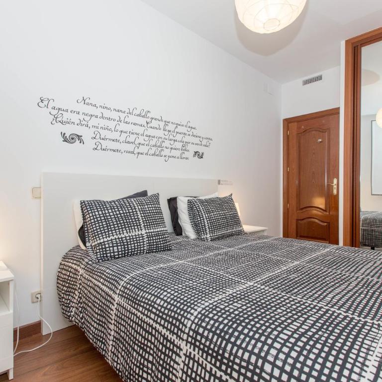 BookinMadrid - Puerta del Sol - Three-Bedroom Apartment - 11
