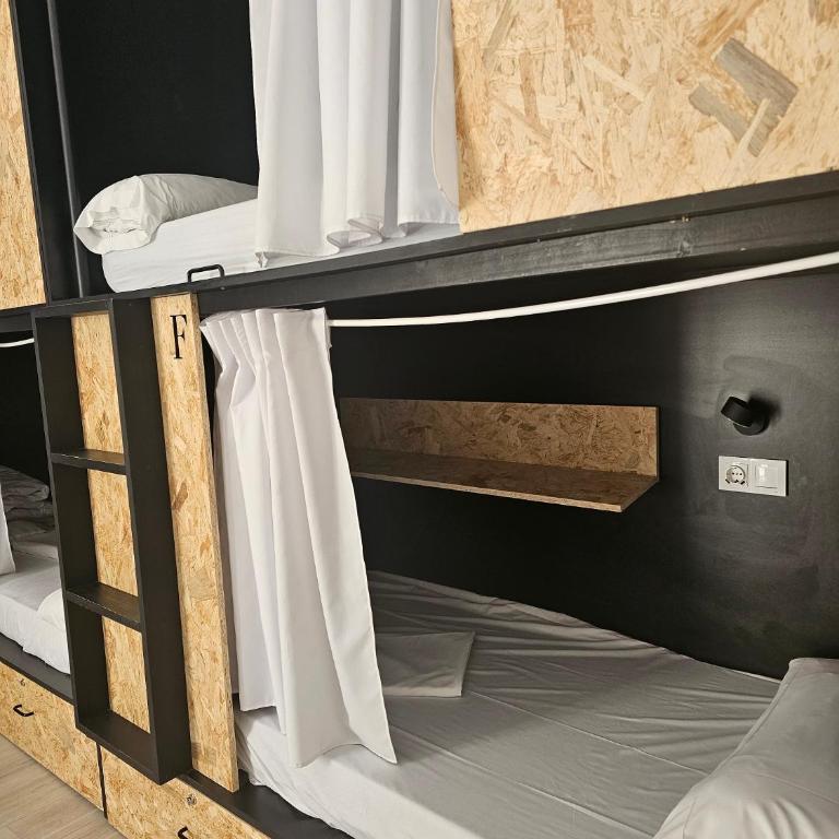 Planeta Cadiz Hostel - Cama en habitación femenina compartida de 4 camas - 4