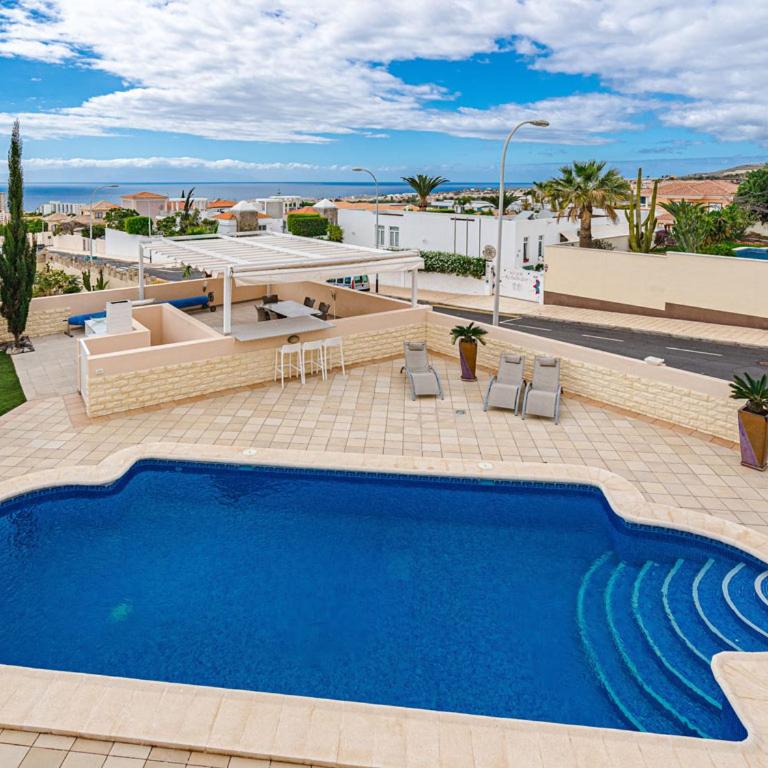 BuenaVista Villa Family with private heated pool garden parking - Three-Bedroom Villa - 2