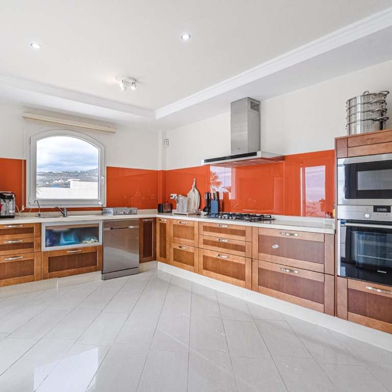 BuenaVista Villa Family with private heated pool garden parking - Three-Bedroom Villa - 14