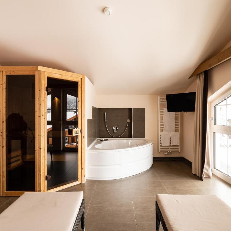 Panoramahotel Oberjoch - Suite mit Whirlpool-Badewanne und Sauna - 4