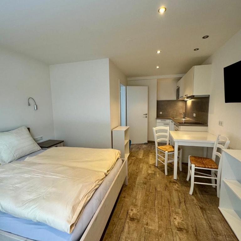 SKILL Mountain Lodge - Ski und Bike Hostel im Sommer mit JOKER CARD - Studio-Apartment mit Queensize-Bett - 11