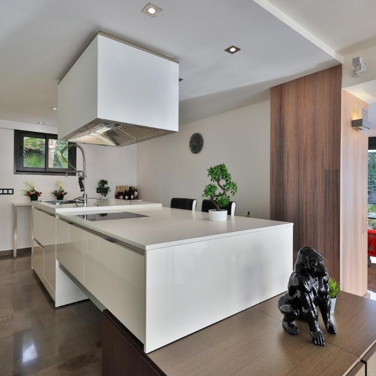 Luxus Villa Corallina - direkt am Meer mit Pool und Jacuzzi by Riviera HomeLife - Casa - 11
