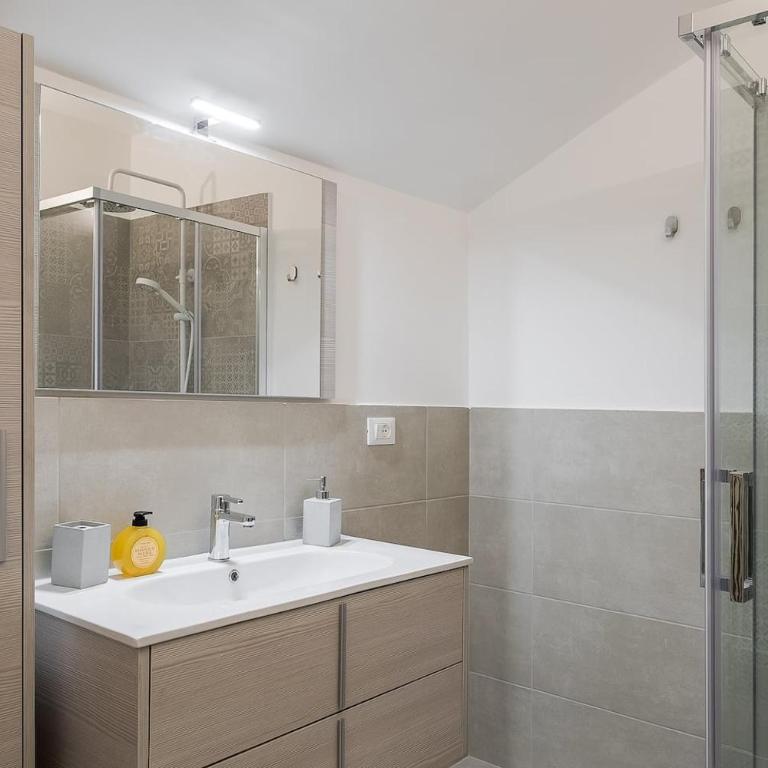 Realkasa Train Plaza Apartment - Appartamento con 1 Camera da Letto - 15