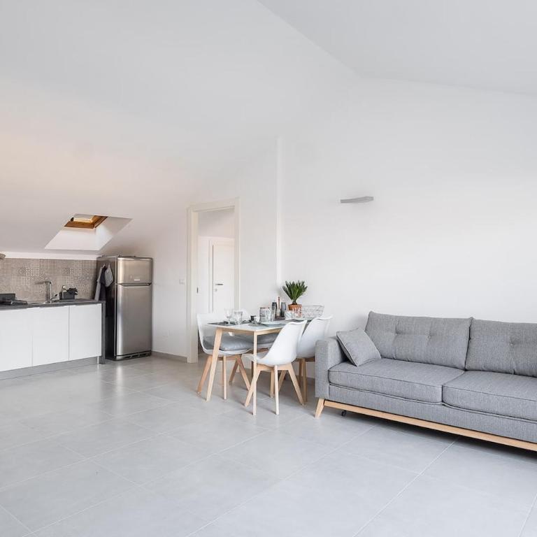 Realkasa Train Plaza Apartment - Appartamento con 1 Camera da Letto - 2