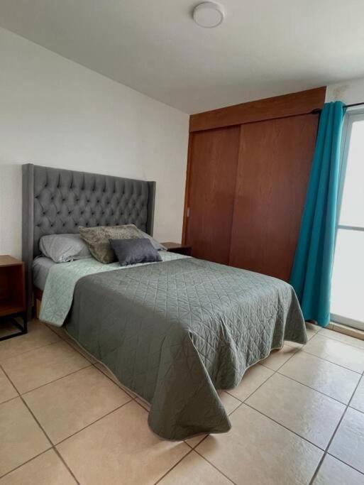 Descansa en un espacio acogedor - Three-Bedroom House - 7