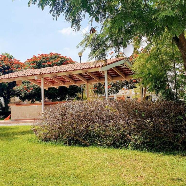 Disfruta de la ciudad en un espacio tranquilo! - Three-Bedroom House - 1