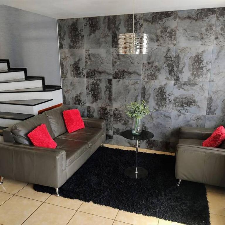 Disfruta de la ciudad en un espacio tranquilo! - Three-Bedroom House - 7