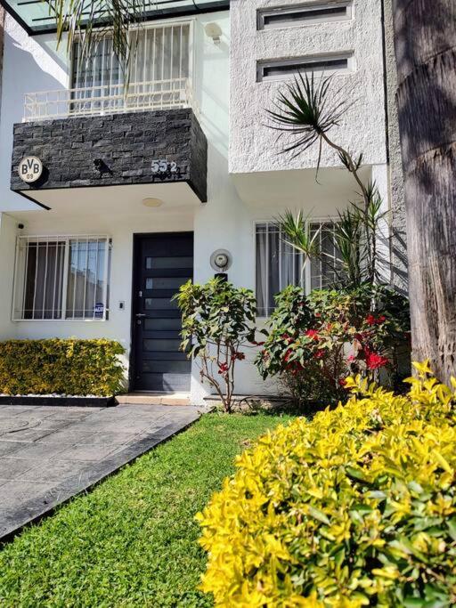 Disfruta de la ciudad en un espacio tranquilo! - Three-Bedroom House - 13