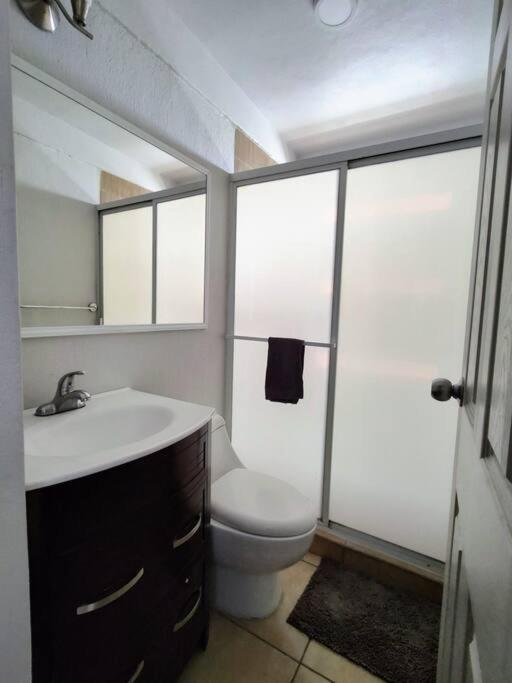 Disfruta de la ciudad en un espacio tranquilo! - Three-Bedroom House - 26