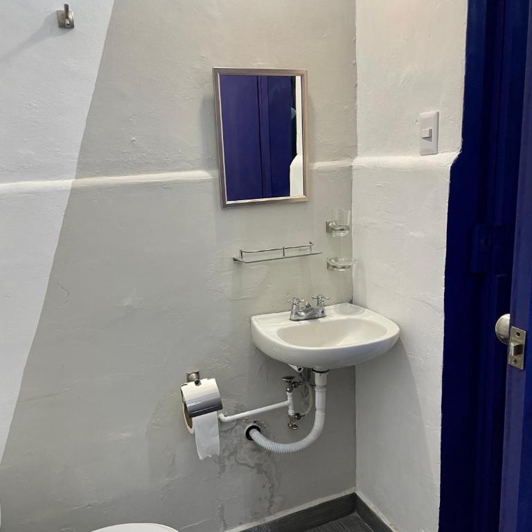 Céntrico Aparta Hotel, #3 Privado, ideal familias o trabajo - Habitación Familiar con baño privado - 8