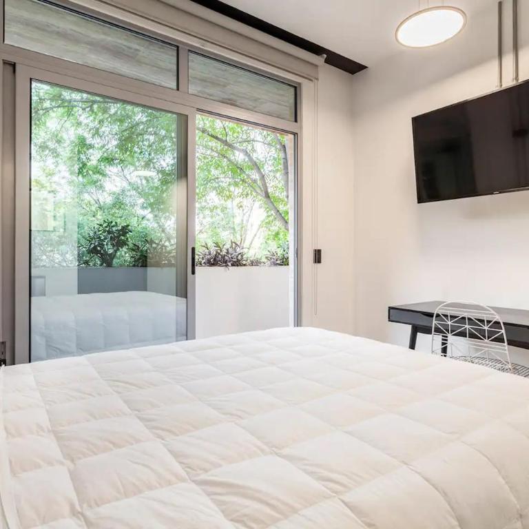 Mariano Escobedo 48 - Habitación con cama grande y balcón - 5