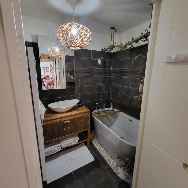 Une invitation à la détente - One-Bedroom Apartment - 25