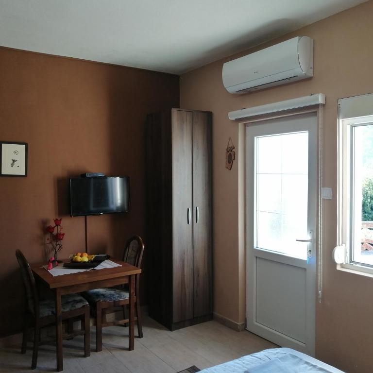 Apartments Željka-Dobrota - Studio with Garden View - 10