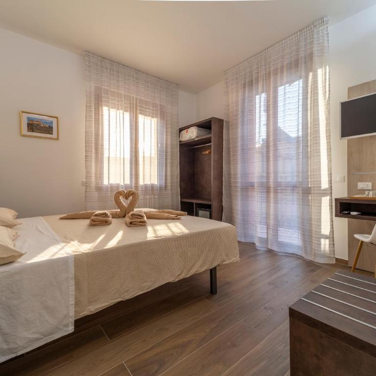 Mentana Rooms - Camera Matrimoniale con Balcone - 1