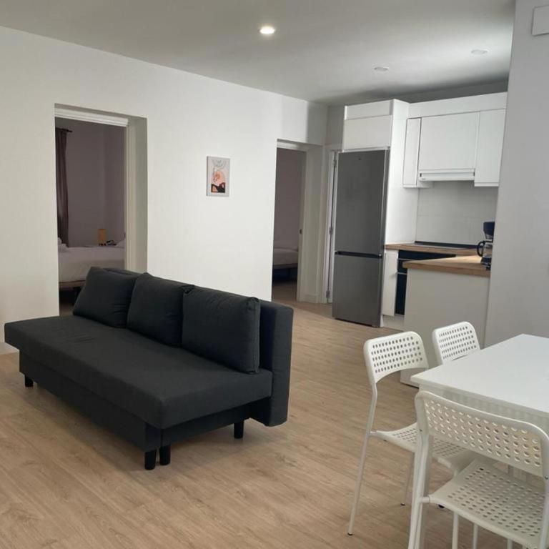 U5 Bien situado cerca de metro - Three-Bedroom Apartment - 3