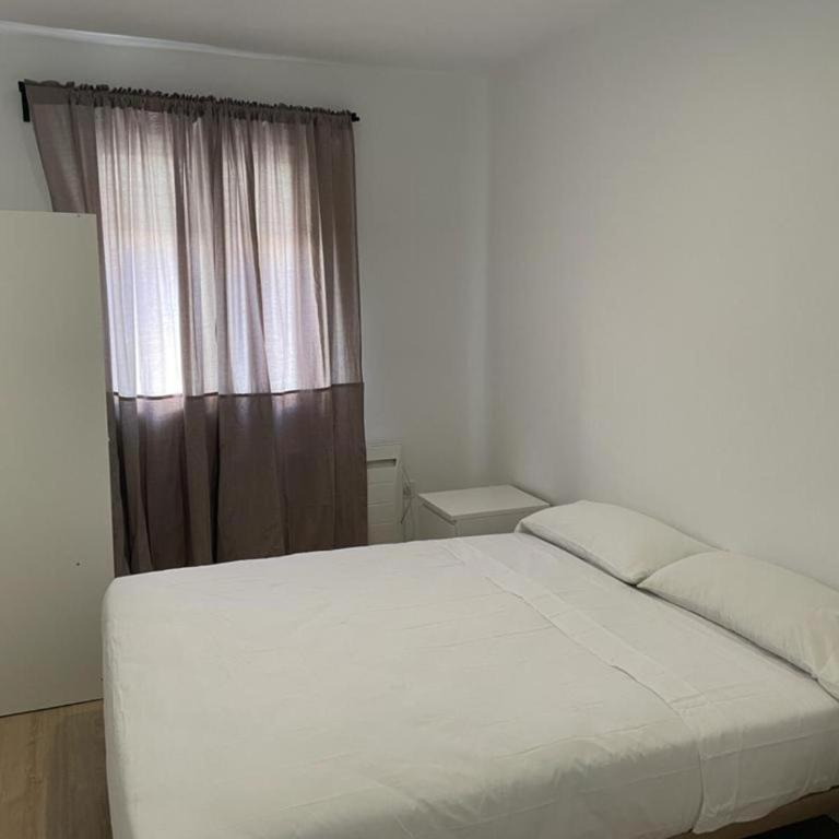 U5 Bien situado cerca de metro - Three-Bedroom Apartment - 5