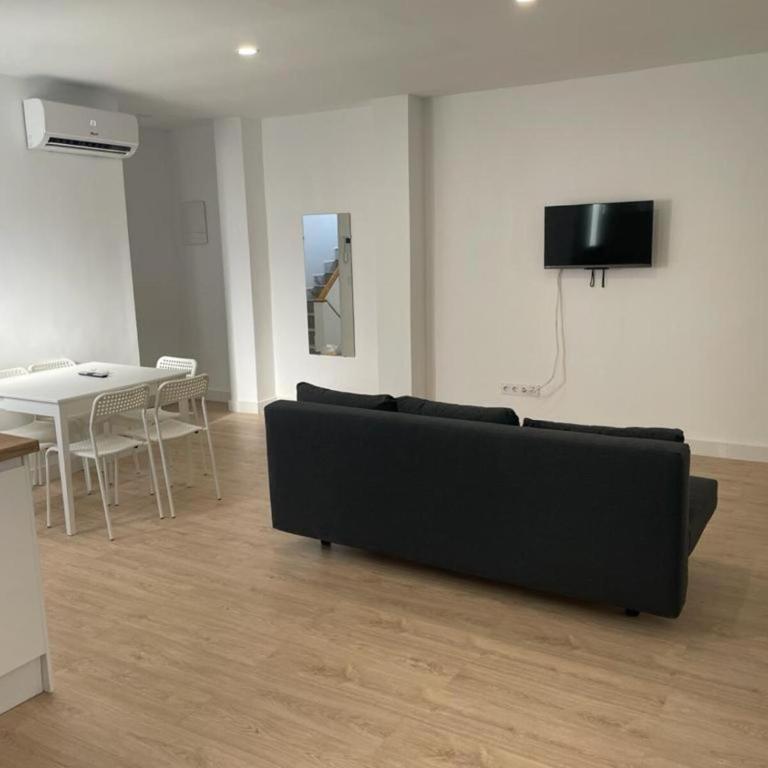U5 Bien situado cerca de metro - Three-Bedroom Apartment - 4