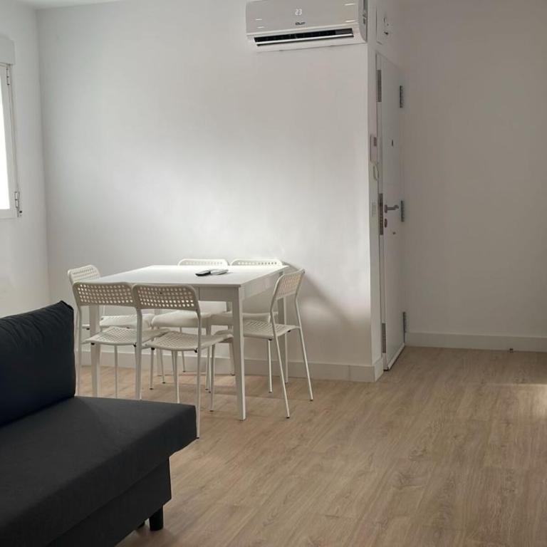 U5 Bien situado cerca de metro - Three-Bedroom Apartment - 1