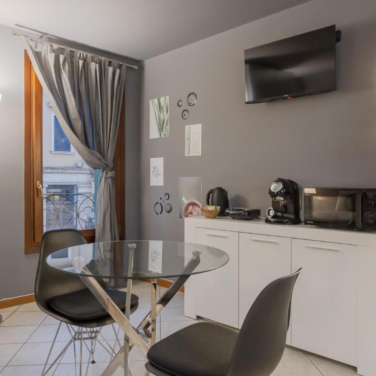 Charme Studio - Parcheggio a 20 Mt - 5 min dalla Fiera di Vicenza - Appartamento con 1 Camera da Letto - 5