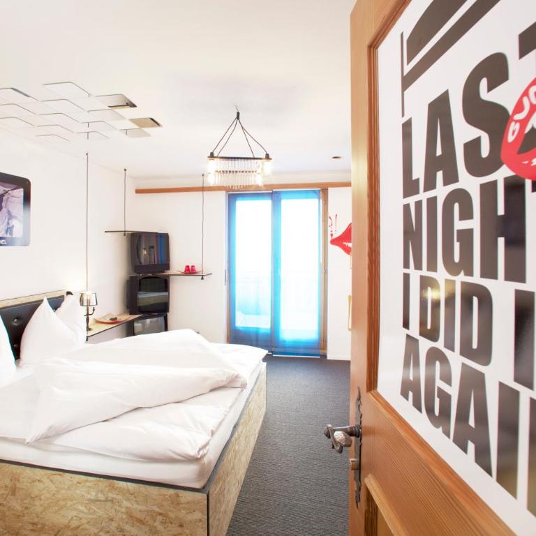 Arena Lodge - Doppelzimmer mit Balkon - 6