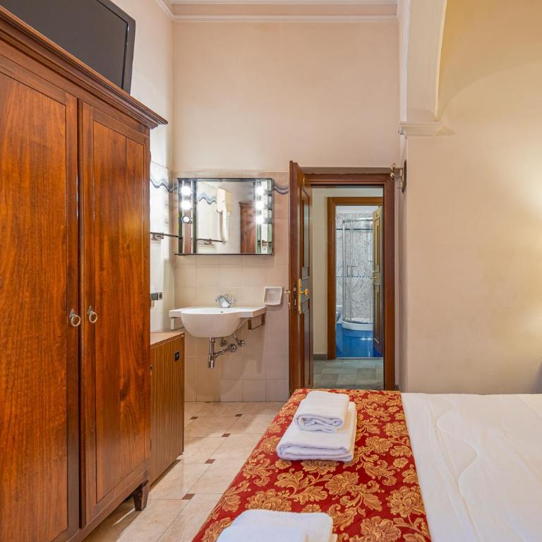 Hotel City - Double Room with Private External Bathroom - 1
