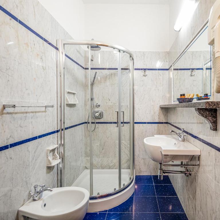 Hotel City - Double Room with Private External Bathroom - 4