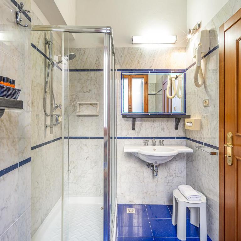 Hotel City - Large Double Room - 4