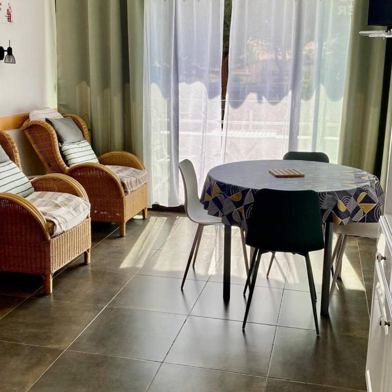 Studio cosy 24 m² avec balcon, proche cures et centre-ville, animaux bienvenus ! - Studio - 8