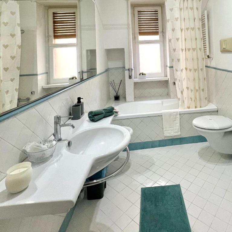 Suite 84 Holiday Home a pochi minuti dalla stazione - Camera Matrimoniale con Bagno Privato Esterno - 9