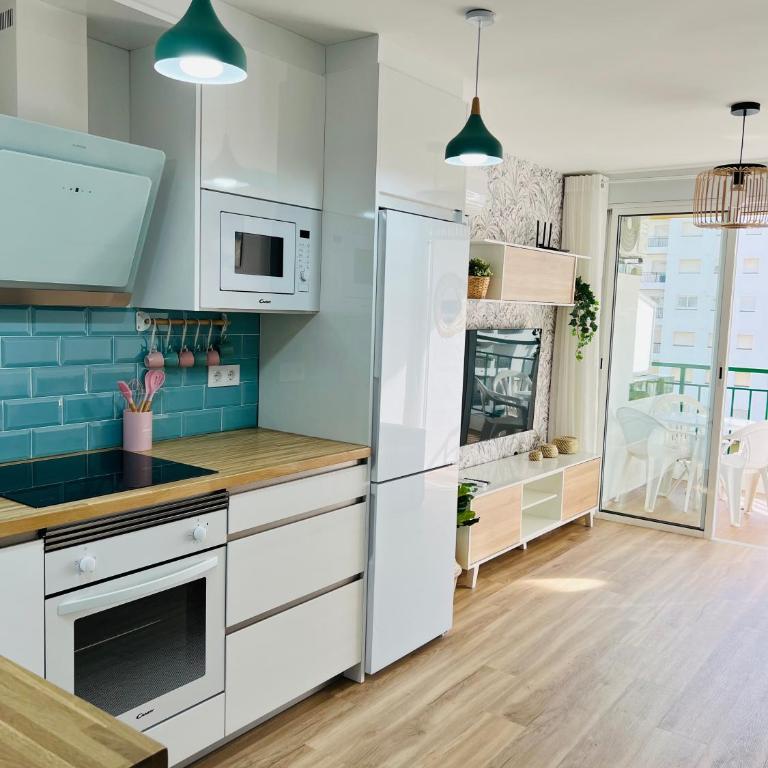 APARTAMENTO NUEVO CÉNTRICO en PRIMERA Línea de playa con vistas al Mar, Piscina, aire acondicionado y wifi - Apartamento de 2 dormitorios - 44