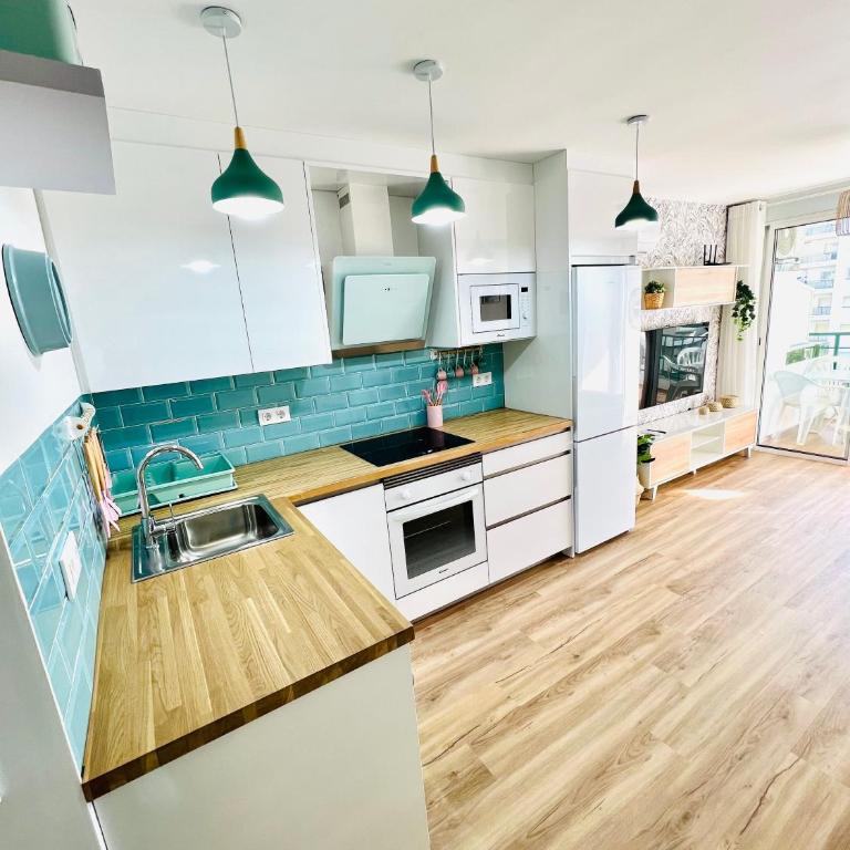 APARTAMENTO NUEVO CÉNTRICO en PRIMERA Línea de playa con vistas al Mar, Piscina, aire acondicionado y wifi - Apartamento de 2 dormitorios - 43