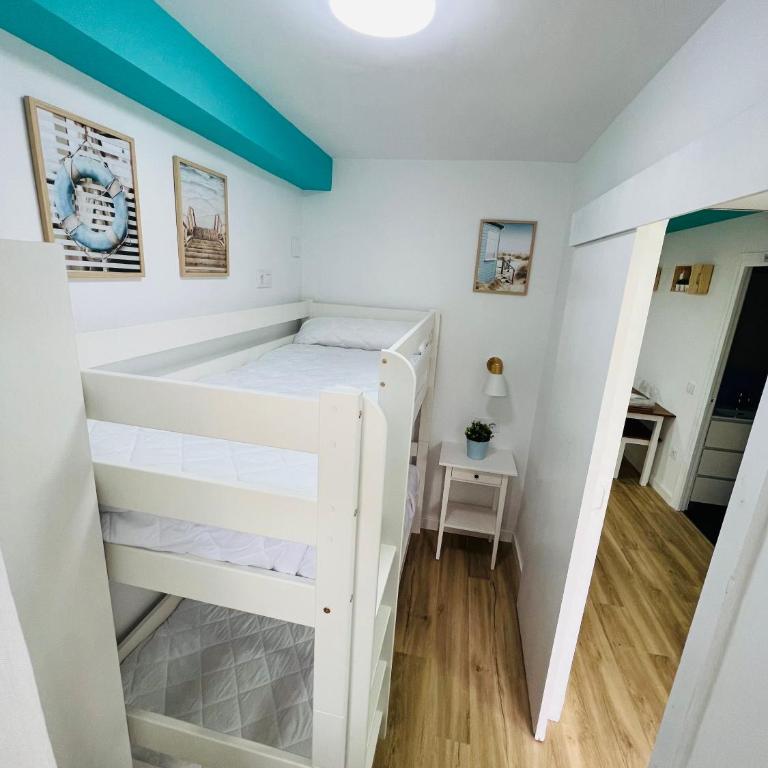 APARTAMENTO NUEVO CÉNTRICO en PRIMERA Línea de playa con vistas al Mar, Piscina, aire acondicionado y wifi - Apartamento de 2 dormitorios - 20