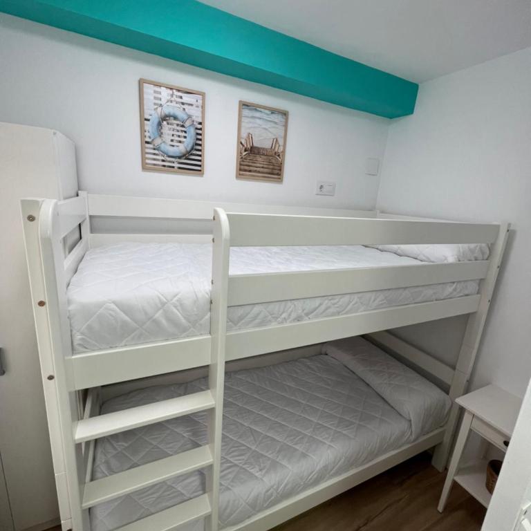 APARTAMENTO NUEVO CÉNTRICO en PRIMERA Línea de playa con vistas al Mar, Piscina, aire acondicionado y wifi - Apartamento de 2 dormitorios - 19