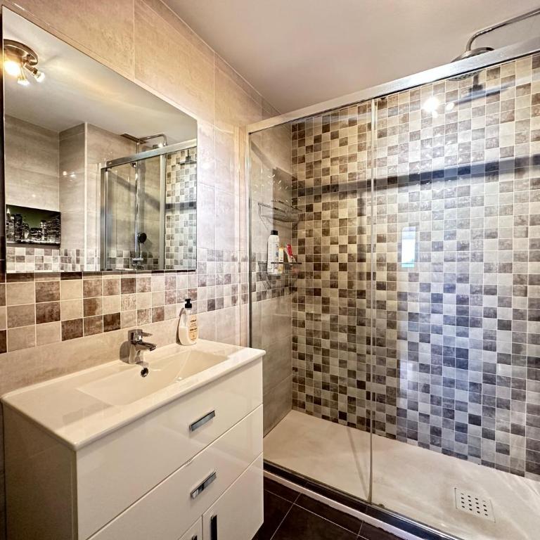 2 bed Penthouse with Sea View - Apartamento de 2 dormitorios - 75
