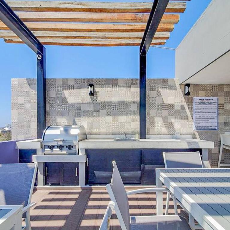 Lujoso Condominio Tiburon a 3 Cuadras de la Playa - Two-Bedroom Apartment - 21