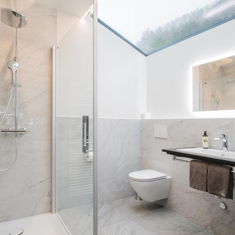 BaseCamp Hotel - Doppelzimmer mit Bergblick und Balkon - 10