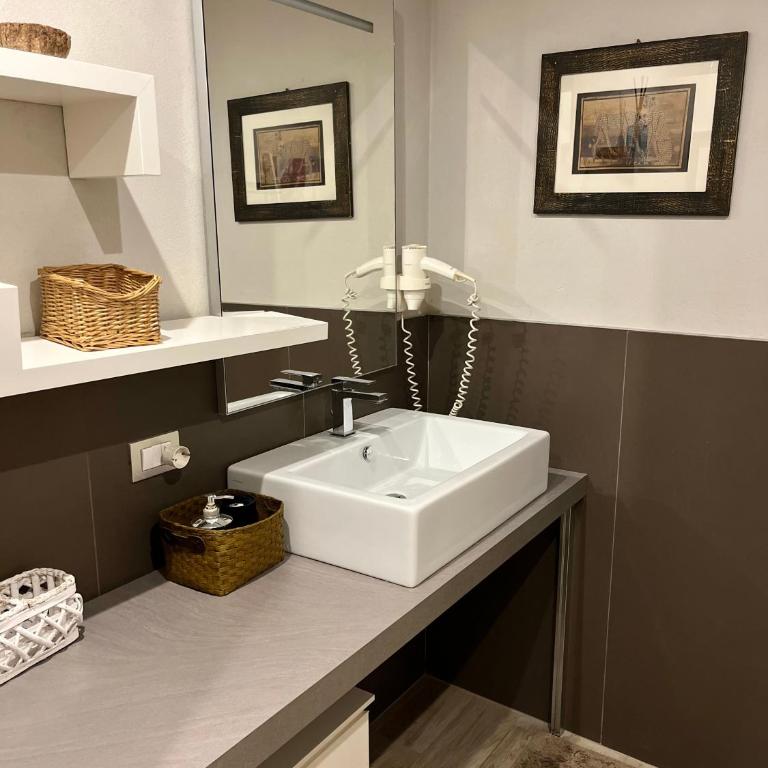 Appartamento RESIDENZA LA CORTE Verona piano terra con piscina, plateatico e giargino - Appartamento con 2 Camere da Letto - 20