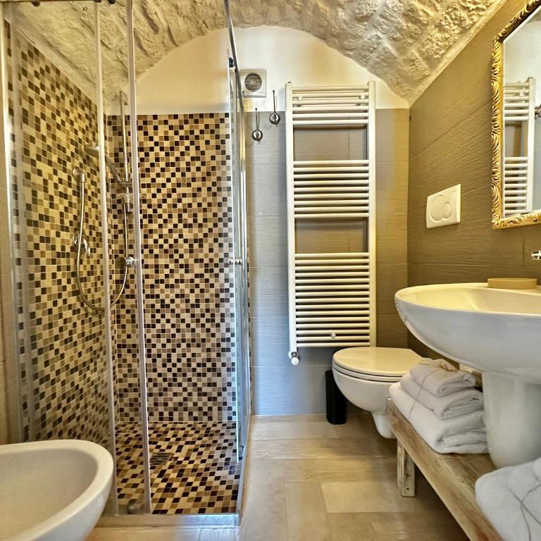 Savito Guest House - Camera Tripla con Bagno Privato - 4