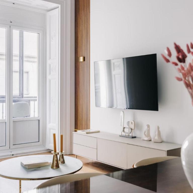 Stunning Apartment near Gran Via Metro - One-Bedroom Apartment with Gallery - 3