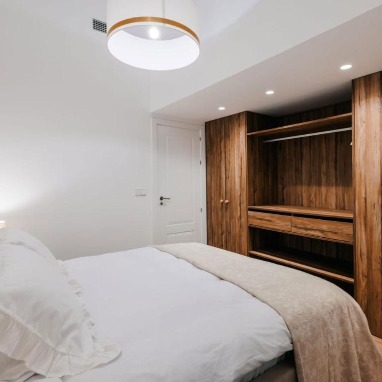 Stunning Apartment near Gran Via Metro - One-Bedroom Apartment with Gallery - 14