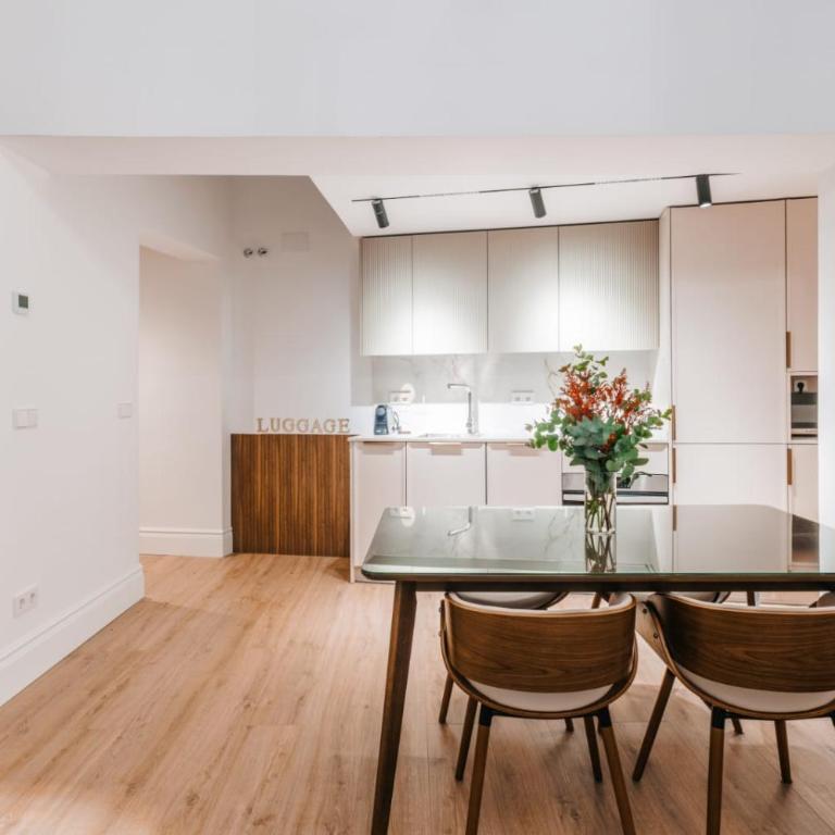 Stunning Apartment near Gran Via Metro - One-Bedroom Apartment with Gallery - 35