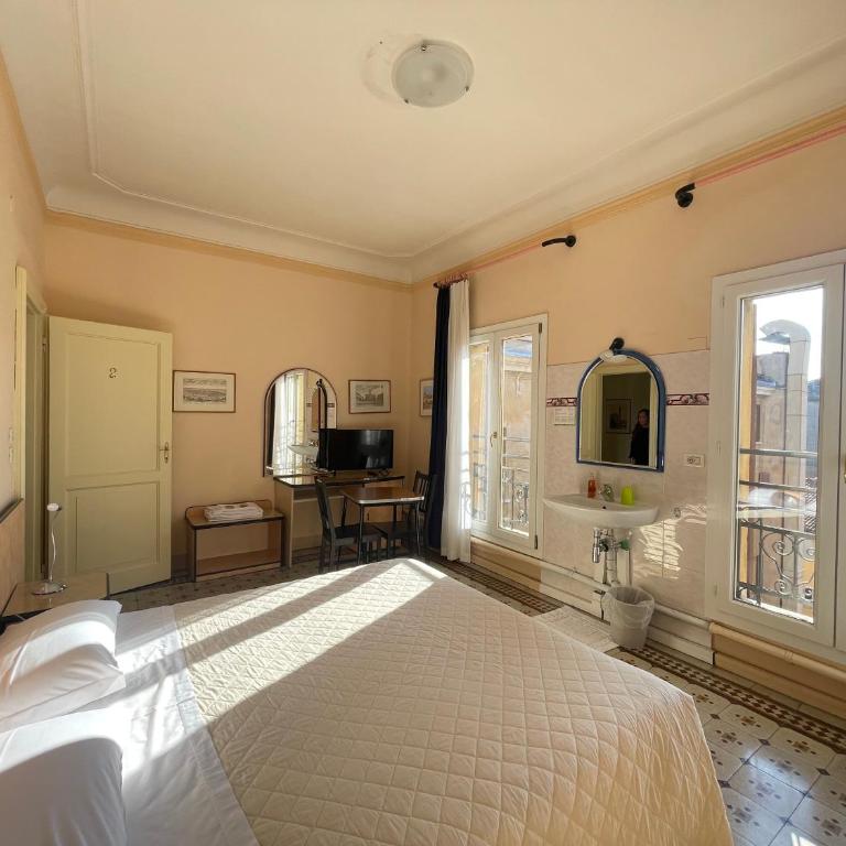 Hotel Panorama Bologna Centro - Camera Matrimoniale con Bagno in Comune - 17