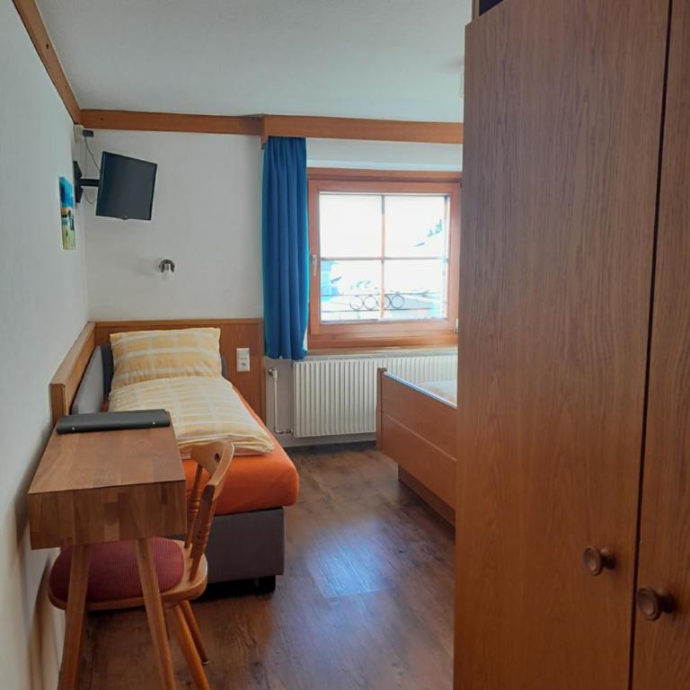 Pension zu Hause - Doppelzimmer mit Zustellbett - 4