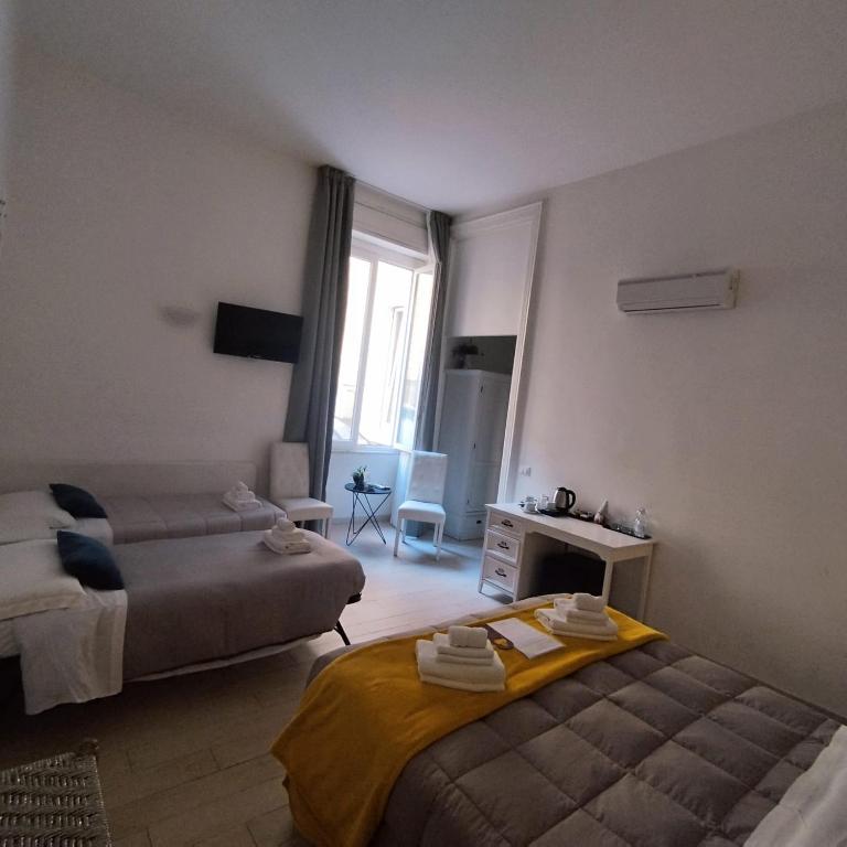 AD Cavour Luxury Rooms - by AD Roma - Comfort Dreibettzimmer mit Dusche - 21