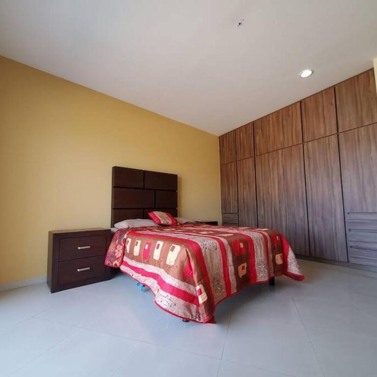 Grande Condo 1 Cuadra de Playa - Three-Bedroom Apartment - 3