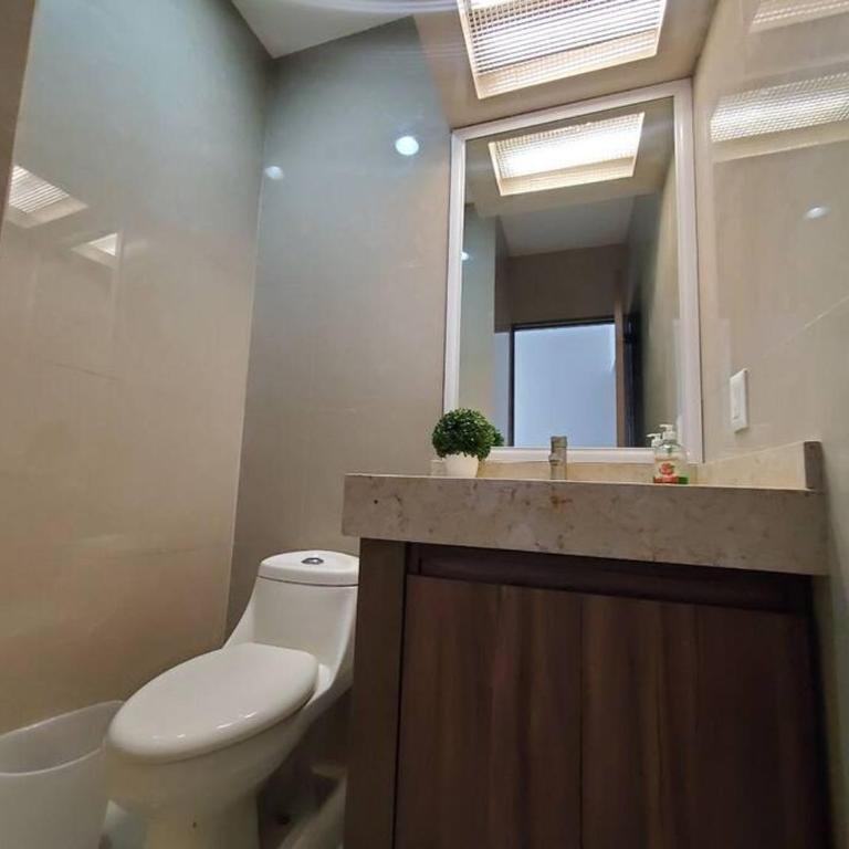 Grande Condo 1 Cuadra de Playa - Three-Bedroom Apartment - 4